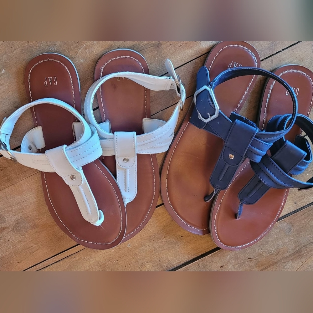 🥳2/$35🥳 GAP 2 Pack White and Navy T-Strap Sandals Duo